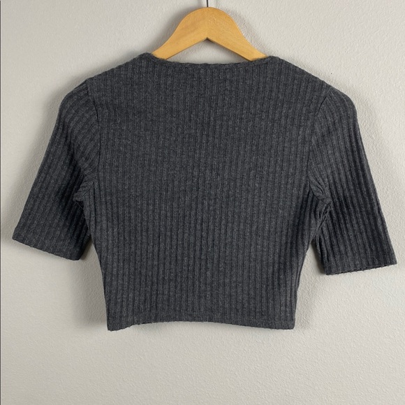 Abercrombie & Fitch Ribbed Knit Short Sleeve Crop Top | V Neck, Ruched/Keyhole - Picture 2 of 14
